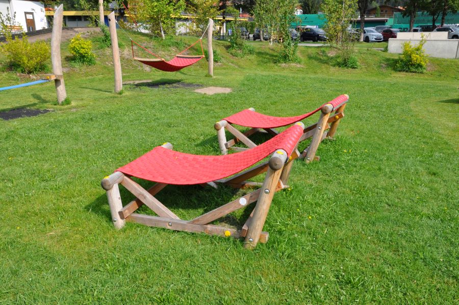Parco giochi con sdraio presso la piscina di Oberndorf Tirol 3