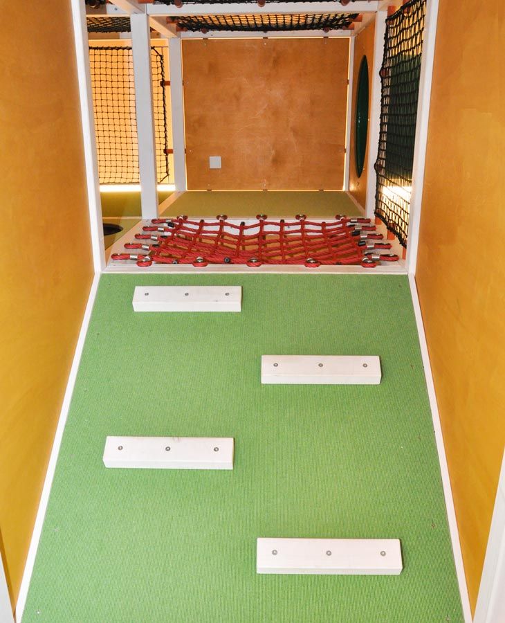 Hrací prvek Rombox Rompe a mřížkové schodiště, vnitřní hřiště Hotel Christoph